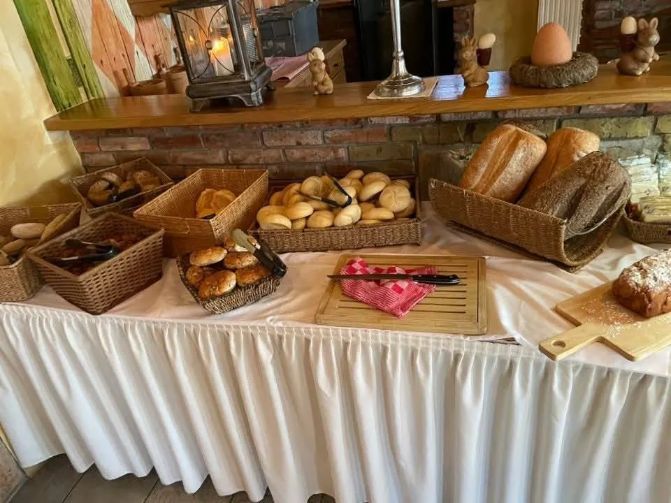 Uitgebreid Duits ontbijtbuffet met verse broodjes en streekproducten bei Landgasthof Koninghoek